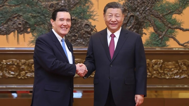 北京の人民大会堂で握手を交わす中国の習近平国家主席（右）と台湾の馬英九前総統/Ju Peng/Xinhua/AP