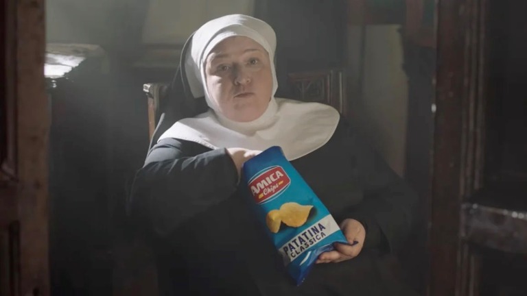 渦中の広告の一場面。聖体拝領の儀式中に女子修道院長がポテトチップスを食べている/Amica Chips/Instagram