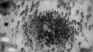 イスラエル軍の攻撃を受ける支援物資待ちの群衆を捉えた映像の静止画像