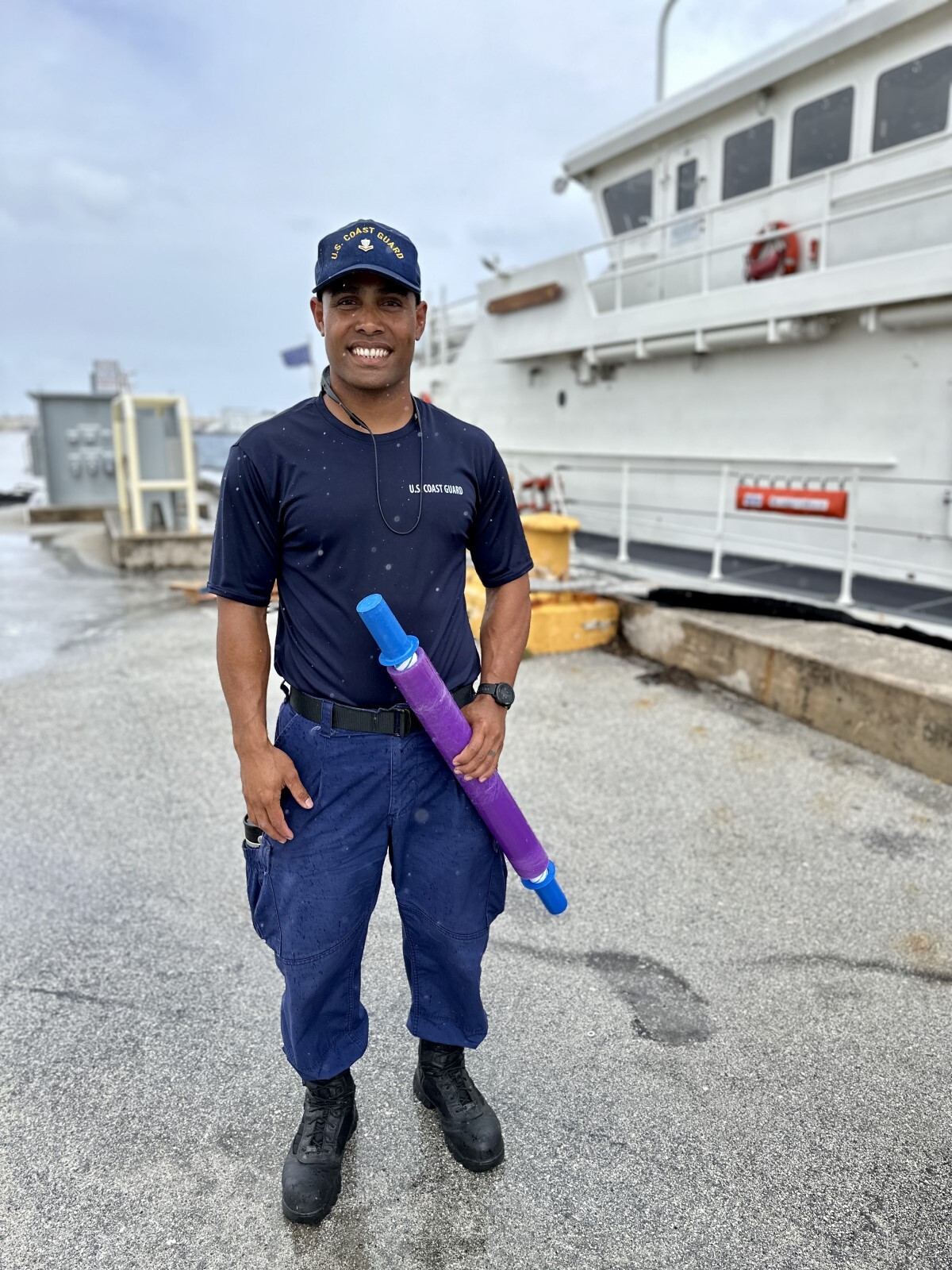 救助された男性と親類だとわかったミクロネシア出身の救助隊員/US Coast Guard Forces Micronesia