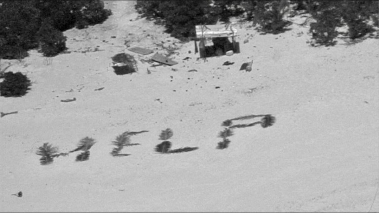 砂浜に示した「ＨＥＬＰ」の文字が捜索の手がかりとなった/Handout/U.S. Coast Guard Forces Micronesia