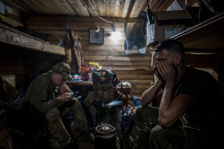 ウクライナ兵士＝４月、ウクライナ東部ドネツク州の基地/Wolfgang Schwan/Anadolu/Getty Images