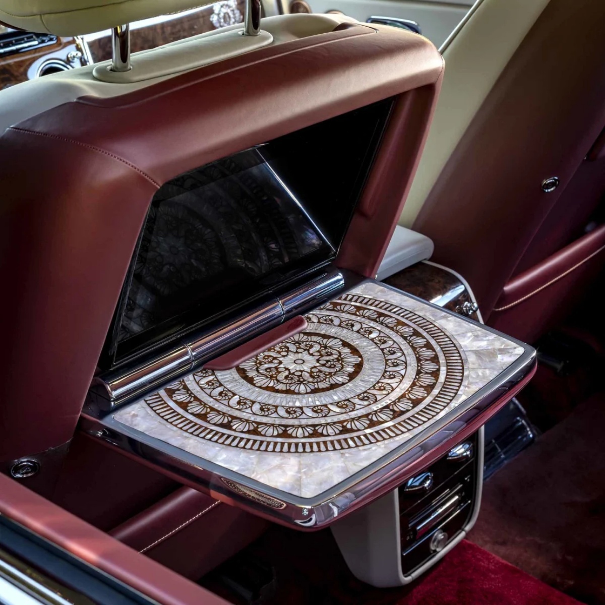 カスタマイズされたロールスロイスのＳＵＶ「カリナン」車内。真珠のインレイが折りたたみ式のトレーテーブルにはめこまれている/Courtesy Rolls-Royce