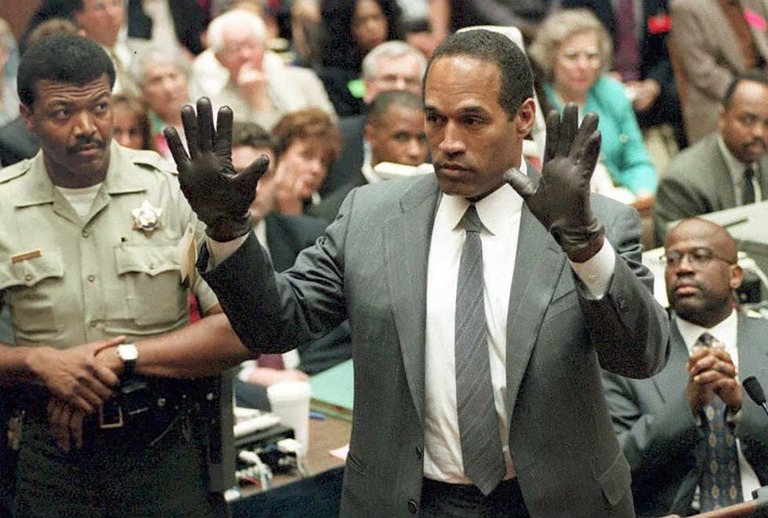 １９９５年の裁判で、証拠品の手袋をはめるＯ・Ｊ・シンプソンさん/AFP via Getty Images