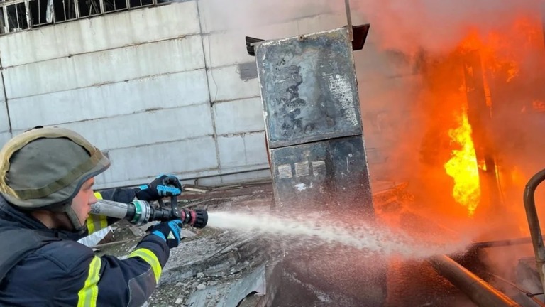 ロシアの攻撃後に発生した発電所での火災に対応する消防士/State Emergency Service of Ukraine/Reuters