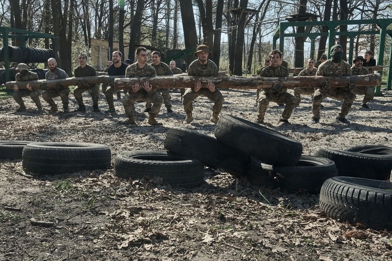 軍事訓練を受ける新兵ら＝ウクライナ・キーウの新兵募集センター/Libkos/Getty Images