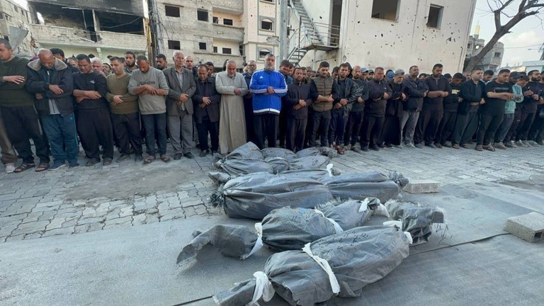 ハマスの最高指導者、ハニヤ政治局長の息子らの遺体を並べ、告別の祈りを捧げる人々/Ayman Alhesi/Anadolu/Getty Images