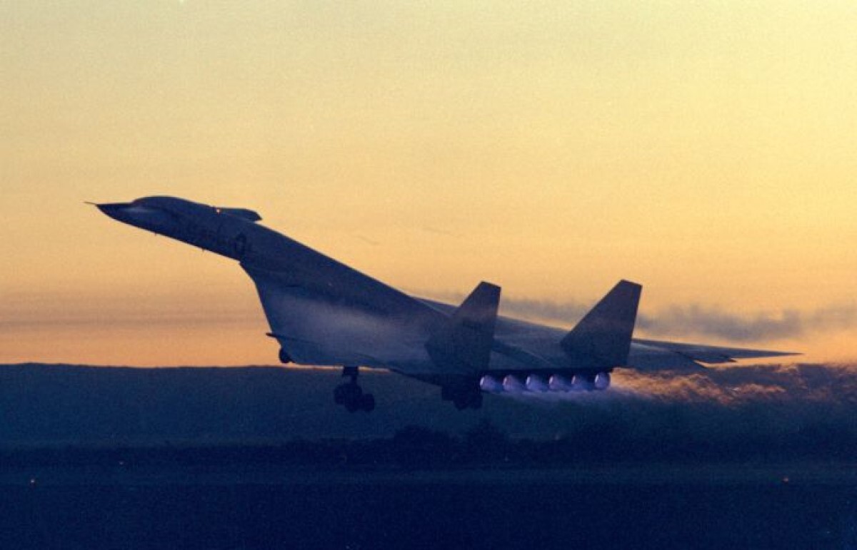 ＸＢ７０バルキリーの翼幅は３０メートルを超え、機体尾部にはゼネラル・エレクトリック製のターボジェットエンジン６基を搭載していた/United States Air Force