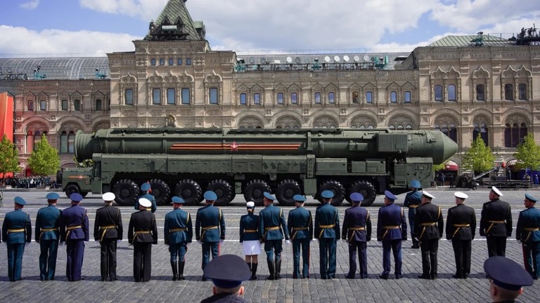 昨年５月、モスクワでの軍事パレードで披露された大陸間弾道ミサイル「ヤルス」/Alexander Avilov/Moscow News Agency/Reuters