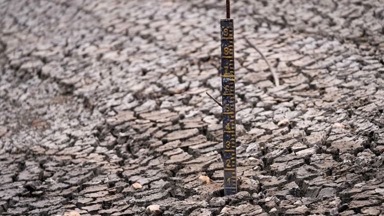 ボゴタに飲料水を供給する貯水池に設置された量水標/Fernando Vergara/AP via CNN Newsource