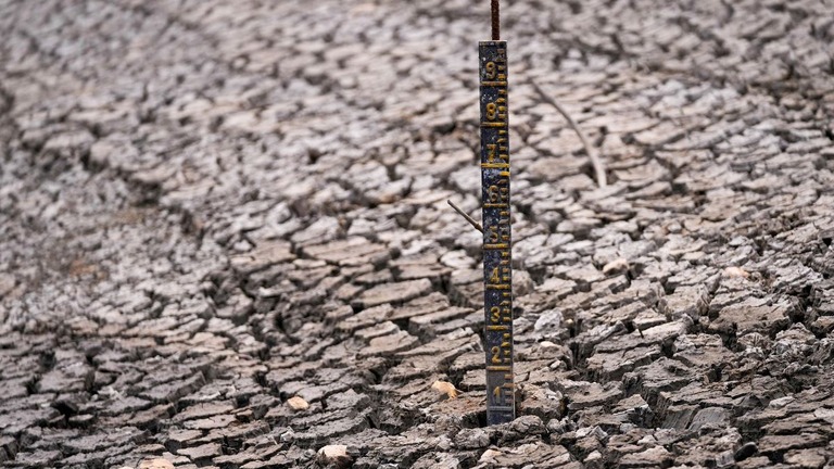 ボゴタに飲料水を供給する貯水池に設置された量水標/Fernando Vergara/AP via CNN Newsource