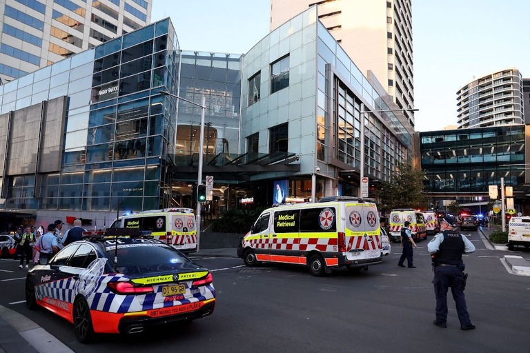 豪シドニーのショッピングセンターで刃物による襲撃事件が発生した/David Gray/AFP/Getty Images via CNN Newsource