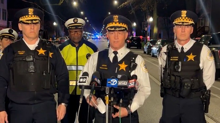 ８歳の少女が死亡した発砲事件について説明を行う警察＝１３日、米イリノイ州シカゴ/Chicago Police Department