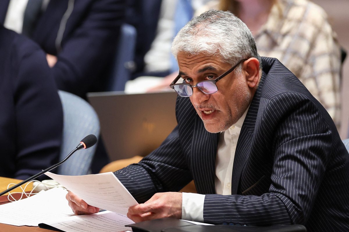 会合で発言するイランのイラバニ国連大使/Charly Triballeau/AFP/Getty Images