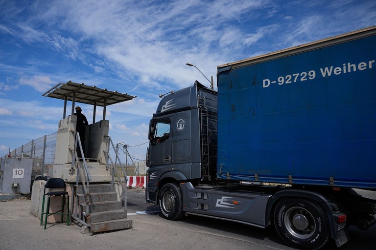 イスラエルは同盟国と協力し、パレスチナ自治区ガザ地区に送り届ける人道支援物資の量を大幅に引き上げたという/Ohad Zwigenberg/AP