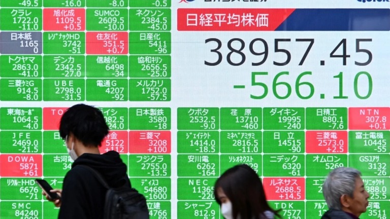 日経平均株価の掲示板＝１５日、東京/Kazuhiro Nogi/AFP/Getty Images