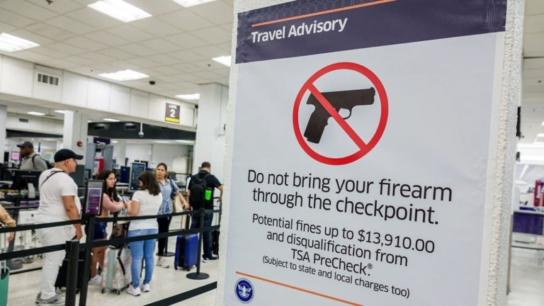 米国内の空港で機内持ち込み手荷物の中から見つかった銃器は今年１～３月の３カ月間で１５０３丁に上った/Jeffrey Greenberg/UCG/Universal Images Group/Getty Images