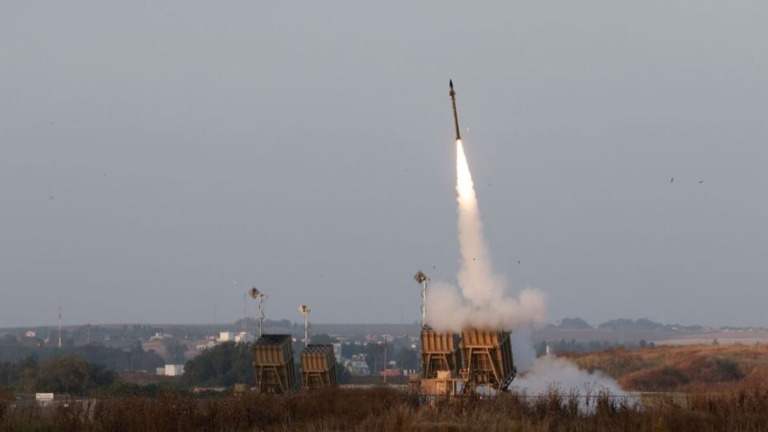 ロケット弾の迎撃のために発射された防空システム「アイアンドーム」のミサイル＝２０２３年５月/Menahem Kahana/AFP/Getty Images