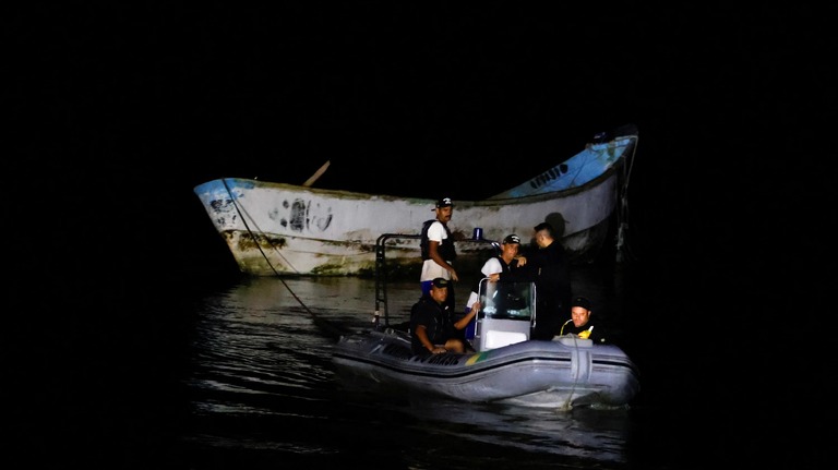 ブラジル北東部パラー州のブラガンサ沖合で遺体を乗せたボートが目撃され、警察などが出動し捜査が続けられている/Oswaldo Forte/Reuters