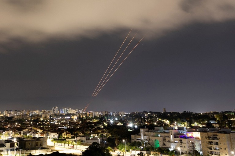イランがイスラエルに対してドローン（無人機）やミサイルを発射したことを受け、対空ミサイルシステムが稼働する様子/Amir Cohen/Reuters