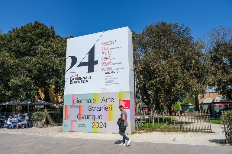 国際美術展ベネチア・ビエンナーレの会場前を歩く観光客/Stefano Mazzola/Getty Images