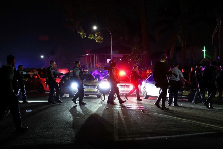 事件が起きたシドニー西部ウェイクリーの教会周辺で対応に当たる警官ら/Paul Braven/AAP Image/Reuters