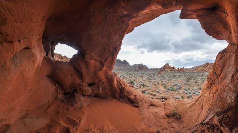 レイクミード国立保養地に堆積した赤茶色の岩石層/National Park Service