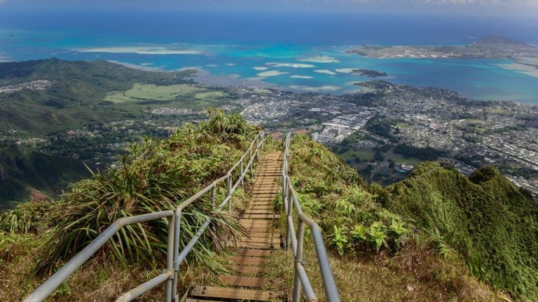 米ハワイ州オアフ島のハイク・ステアーズ（通称・天国への階段）/Majicphotos/iStockphoto/Getty Images