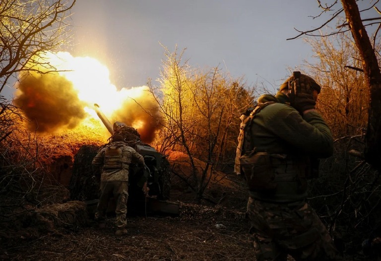 ロシア軍に向けて榴弾砲を発砲するウクライナ軍＝３月、ウクライナ南部ヘルソン州/Serhii Nuzhnenko/Reuters