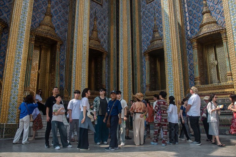 バンコクにある寺院を見学する中国の観光客/Peerapon Boonyakiat/SOPA Images/LightRocket/Getty Images