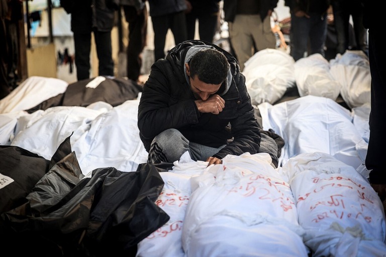 殺害された親族を悼むパレスチナの男性＝２月８日、パレスチナ自治区ガザ地区南部/Mahmud Hams/AFP/Getty Images