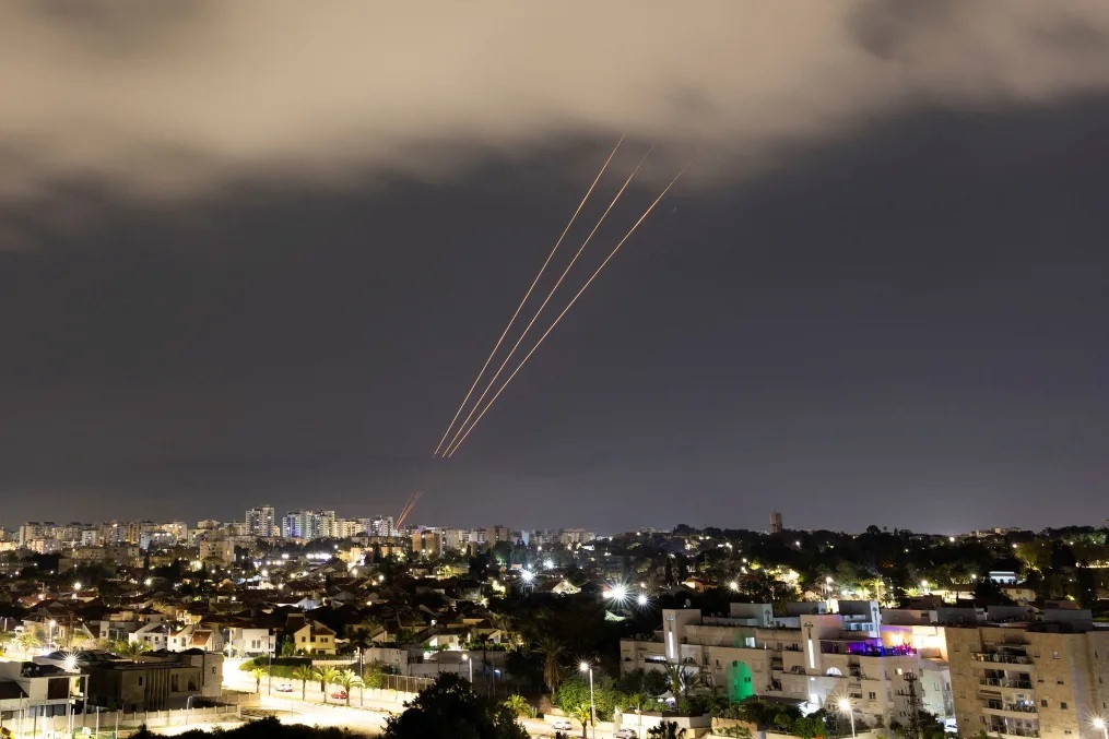 イランが発射したドローンやミサイルに対して作動するイスラエルの対ミサイルシステム/Amir Cohen/Reuters