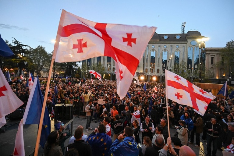 「外国の代理人」法に抗議するデモ隊ら＝１５日、ジョージアの首都トビリシの議会前/Vano Shlamov/AFP/Getty Image