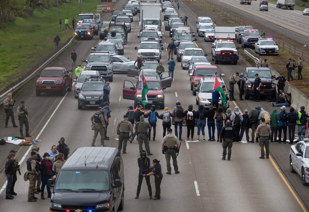 州間高速道路をふさぐデモ参加者=米オレゴン州ユージーン近郊/Chris Pietsch/The Register-Guard/USA Today