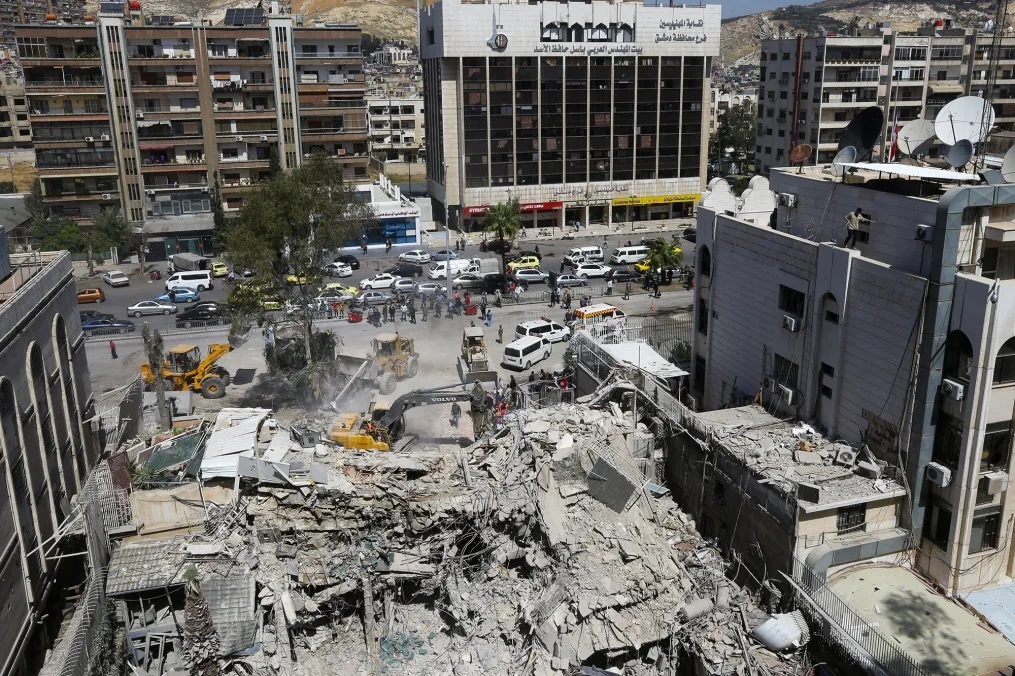 イスラエルの空爆によって破壊されたシリア・ダマスカスのイラン大使館の付属施設＝２日撮影/Louai Beshara/AFP/Getty Images