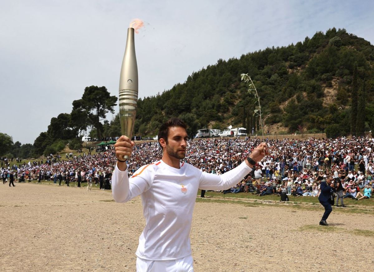 最初の走者を務めたステファノス・ヌトウスコス選手/Louisa Gouliamaki/Reuters