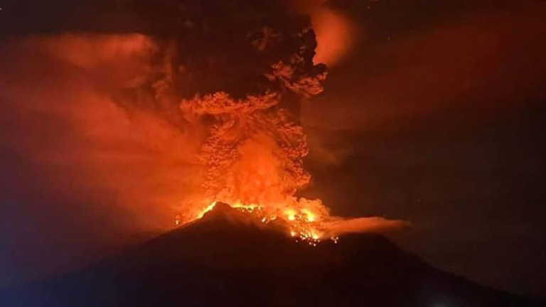 インドネシア北スラウェシ州のルアン山が噴火した/Center for Volcanology and Geological Hazard Mitigation/AFP/Getty Images