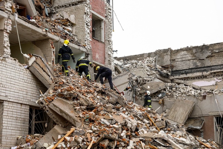ロシアのミサイル攻撃で破壊された建物＝１７日、ウクライナ北部チェルニヒウ/Valentyn Ogirenko/Reuters 