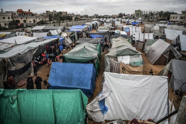 パレスチナ人の家族が避難しているガザ南部ラファのテント群/Abed Zagout/Anadolu/Getty Images
