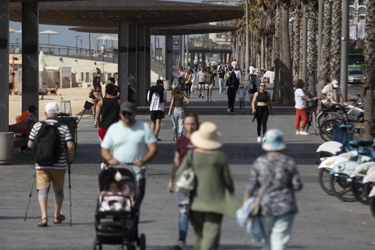 イスラエル・テルアビブの海岸付近を歩く人々＝１４日/Amir Levy/Getty Images