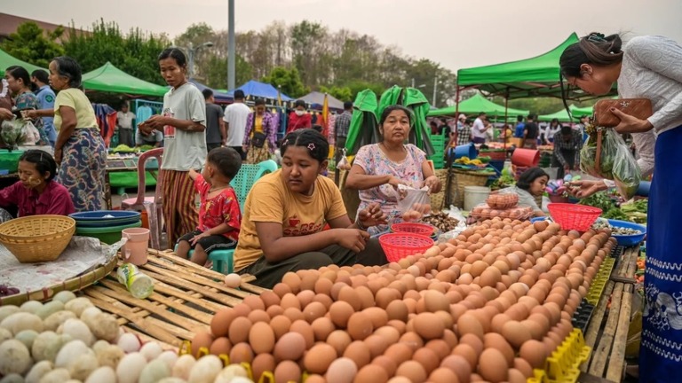 ミャンマー・ネピドーの市場で卵を売る人々/Stringer/AFP/Getty Images