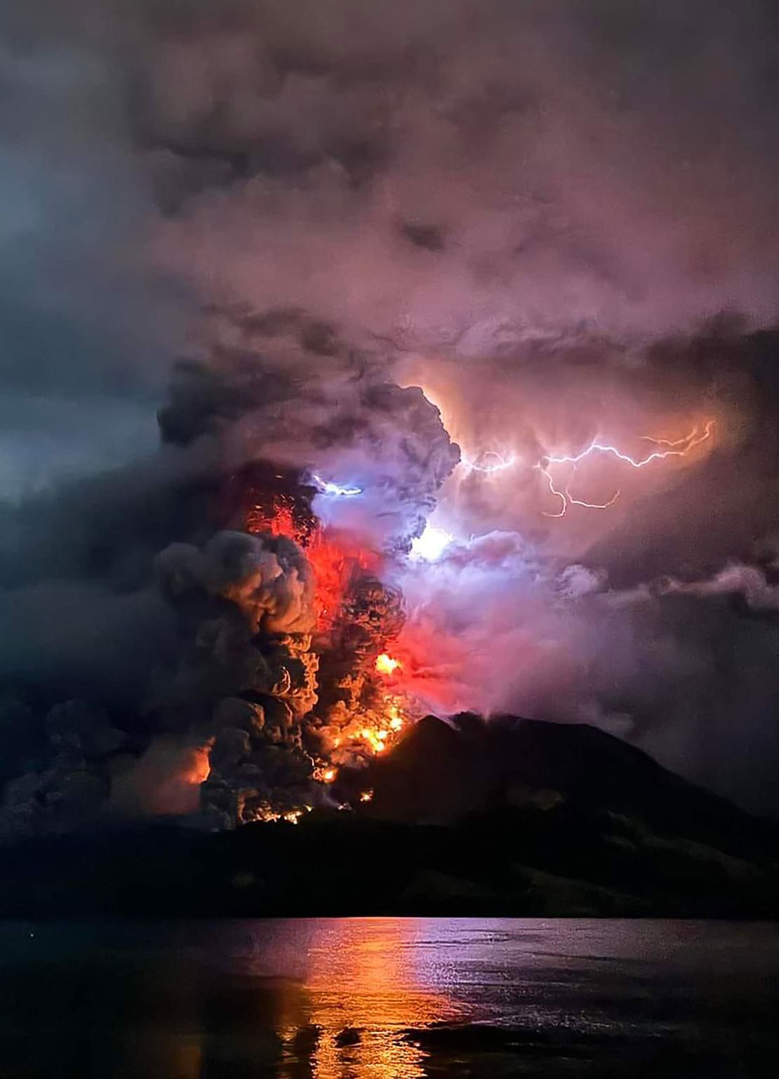 噴煙を上げるルアン山/Center for Volcanology and Geological Hazard Mitigation/AFP/Getty Images