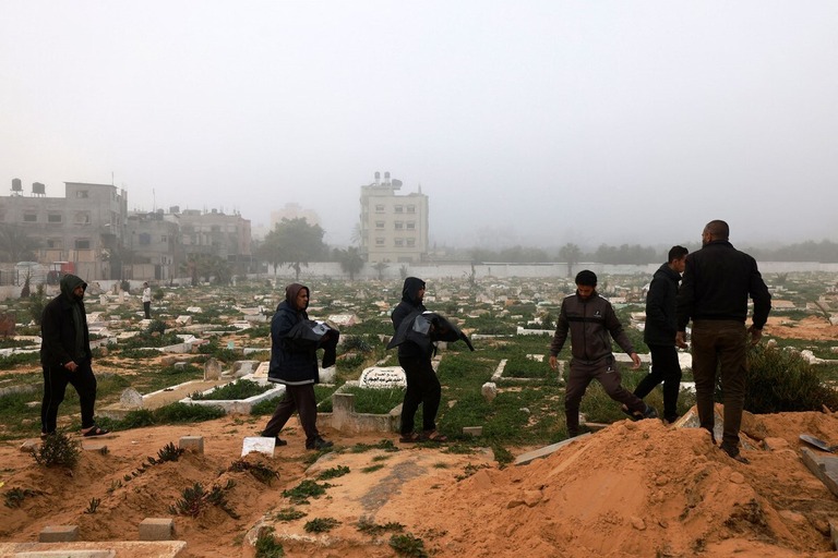 パレスチナ自治区ガザ地区南部ラファで殺害された子どもの遺体を運ぶ人々＝２月９日/Mohammed Abed/AFP/Getty Images