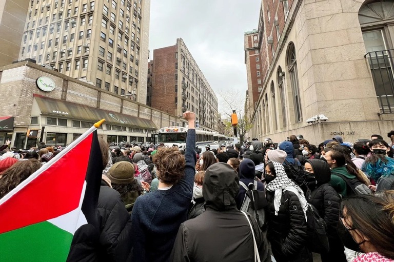 米コロンビア大学で抗議活動を行うデモ参加者＝１８日/Joshua Briz/AP