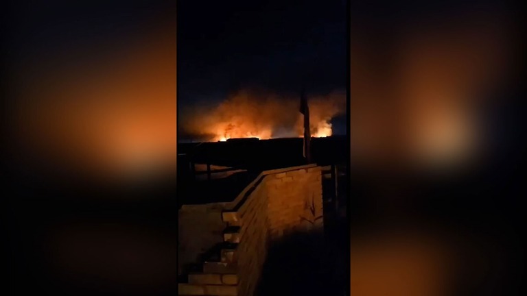 バグダッド近郊での爆発で燃え上がる炎＝ＳＮＳ上の動画の静止画像/Obtained by CNN