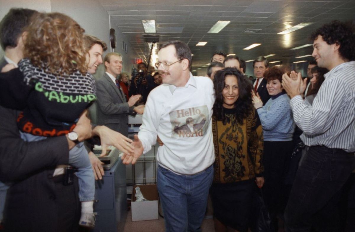 解放後、AP通信の本社で同僚らにあいさつするテリー・アンダーソン氏=1991年12月/Mark Lennihan/AP