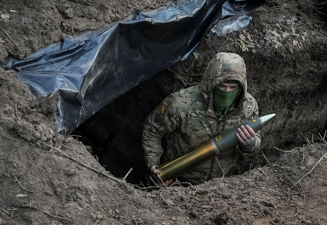 砲撃の準備を行うウクライナウ軍の兵士=3月、ウクライナ・クレミンナ近郊/Inna Varenytsia/Reuters