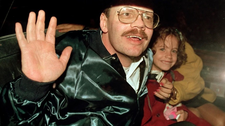米ＡＰ通信の中東特派員だったテリー・アンダーソン氏（左）と娘のスロム氏。画像は１９９１年に解放された当時のもの/Santiago Lyon/AP