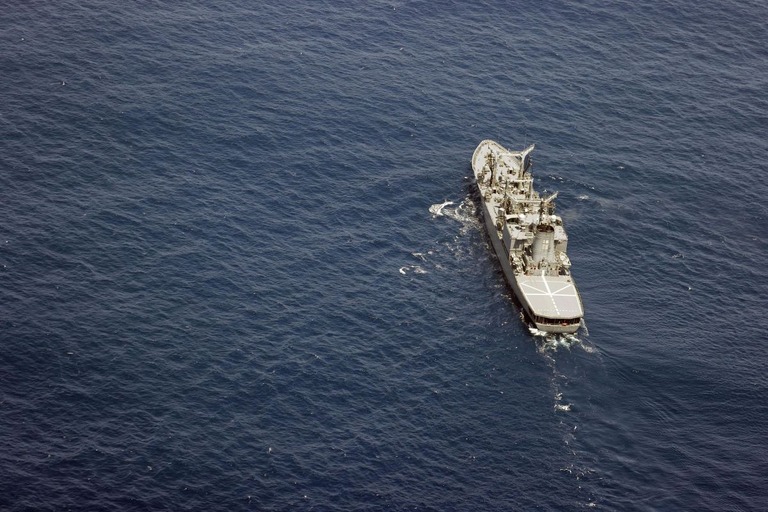 海上自衛隊のヘリ２機が伊豆諸島沖で墜落したとみられる事故で、現場海域を捜索する海自護衛艦/Kyodo News/Getty Images 