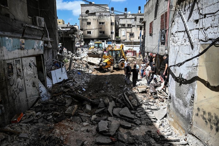 イスラエル軍はパレスチナ自治区ヨルダン川西岸地区トゥルカルム近郊のヌールシャムス難民キャンプでの軍事作戦を完了した/Ronaldo Schemidt/AFP/Getty Images